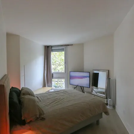 Apt With Balcony In Apartment *